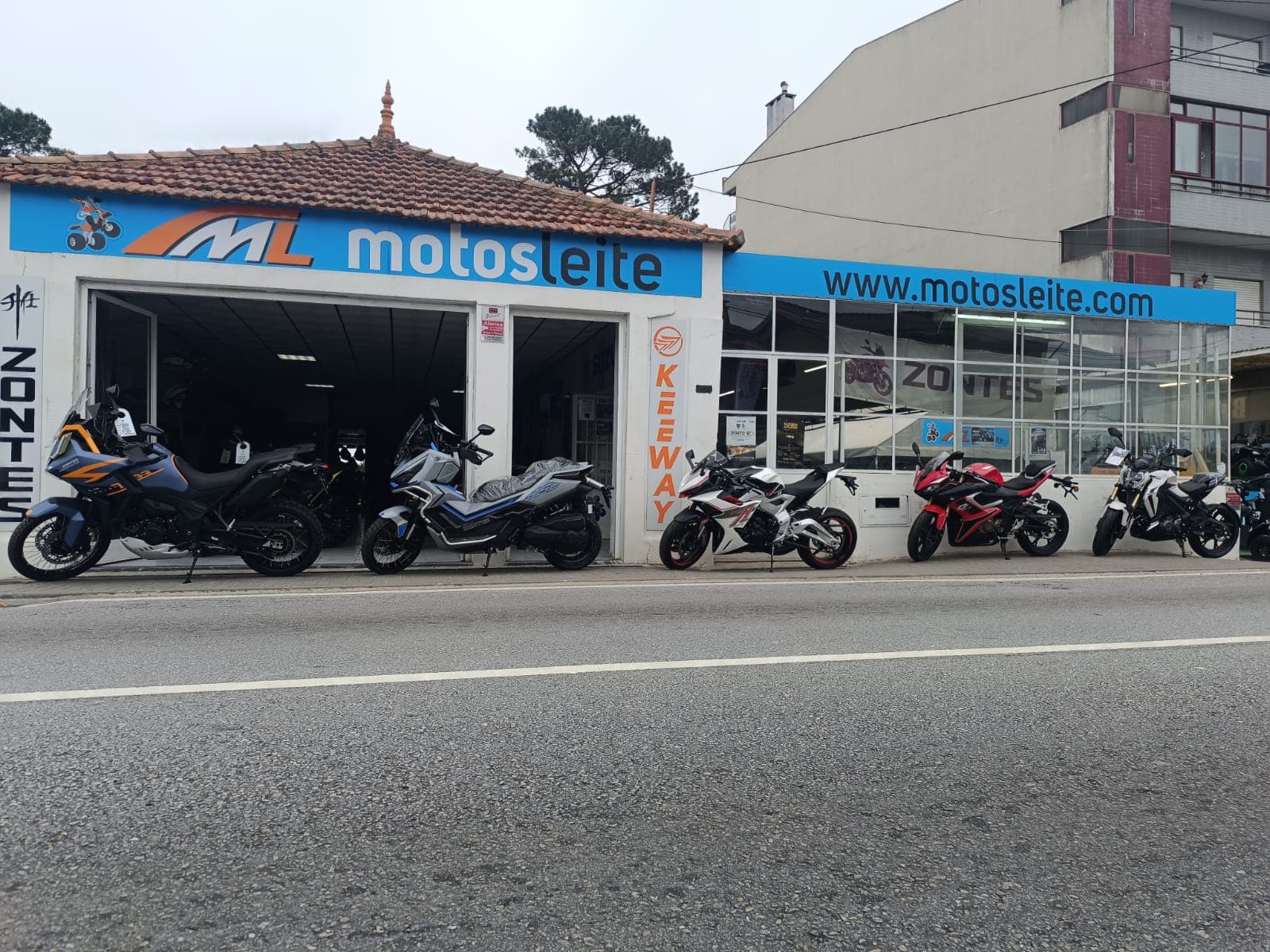 Stand com motos à porta